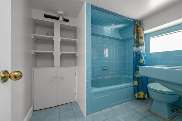 full bathroom featuring tile patterned flooring, toilet, and shower / bathtub combination with curtain