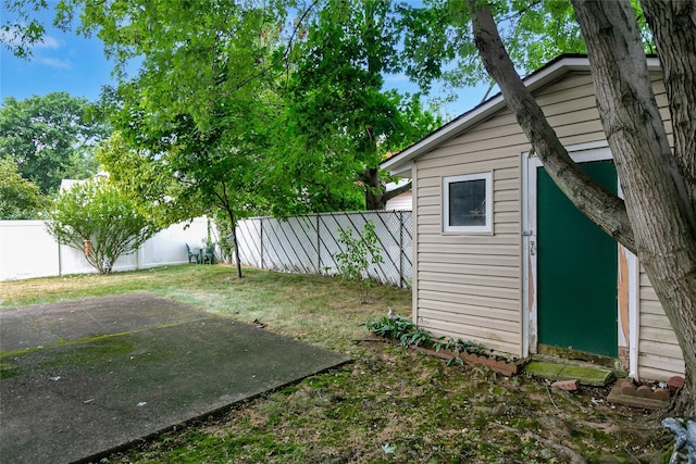 view of yard featuring a fenced backyard and an outbuilding