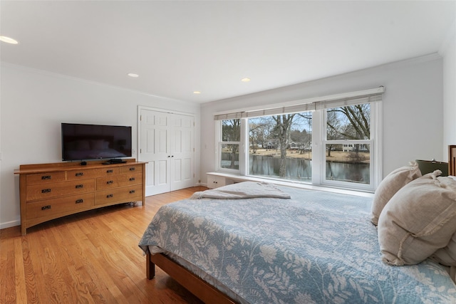 bedroom with light wood-style flooring, baseboards, crown molding, and recessed lighting