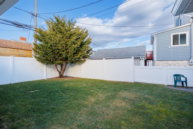 view of yard featuring a fenced backyard