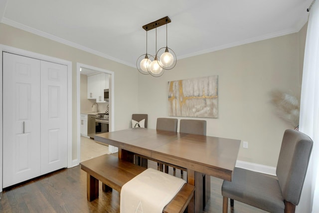 dining area featuring ornamental molding, dark wood-style flooring, a chandelier, and baseboards