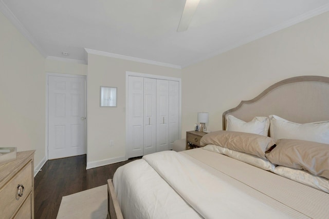 bedroom with a ceiling fan, baseboards, ornamental molding, a closet, and dark wood-style floors