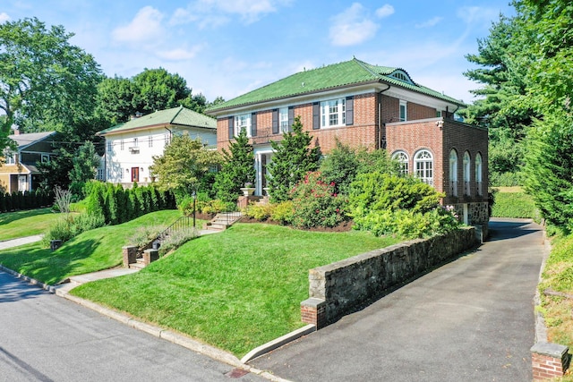 view of front of home featuring a front yard and brick siding