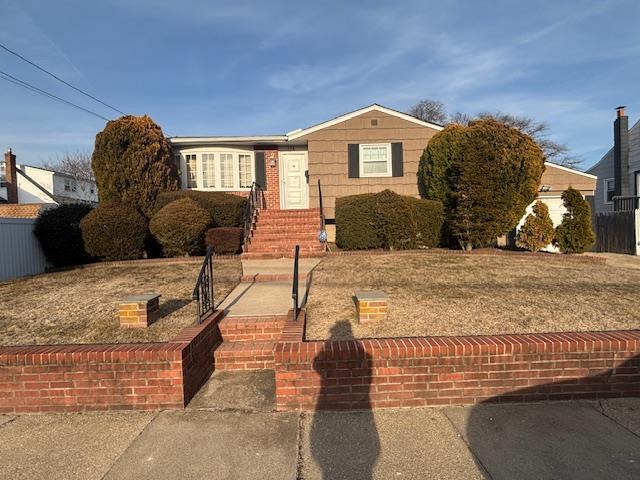 view of front of property featuring fence