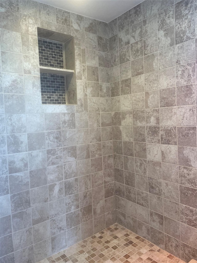 full bath with tiled shower