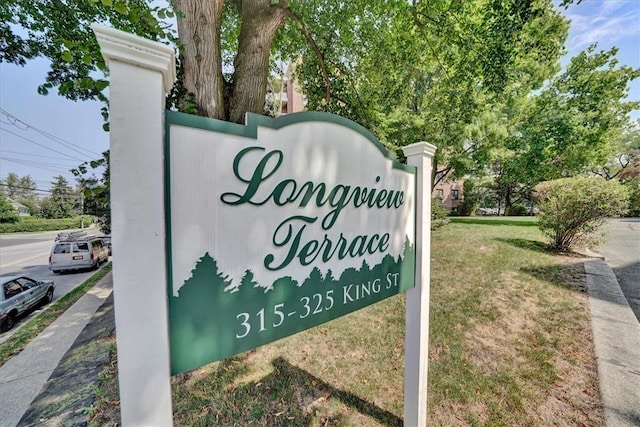 community / neighborhood sign featuring a lawn