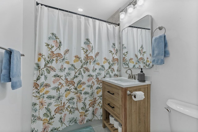 full bathroom featuring toilet, vanity, and a shower with curtain