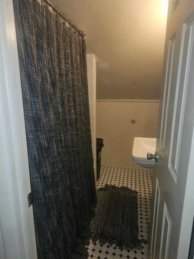 full bathroom featuring a shower with curtain and wainscoting