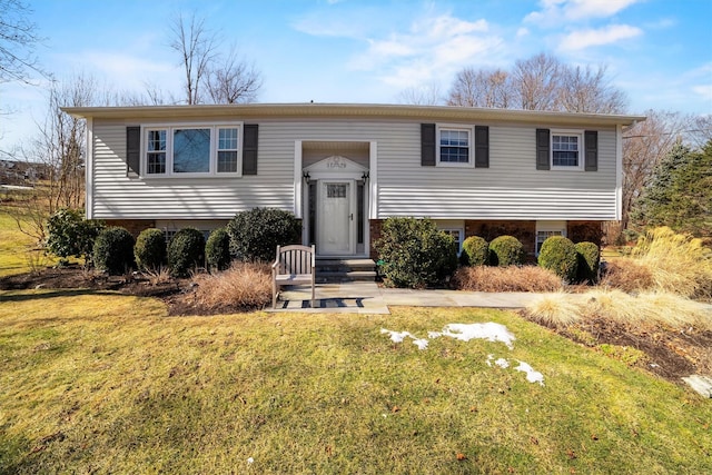 split foyer home featuring a front yard