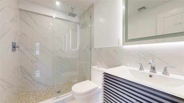 full bathroom with a marble finish shower, visible vents, toilet, vanity, and backsplash