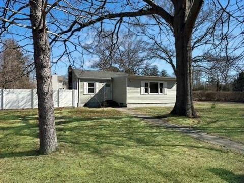 view of front of property featuring fence and a front yard