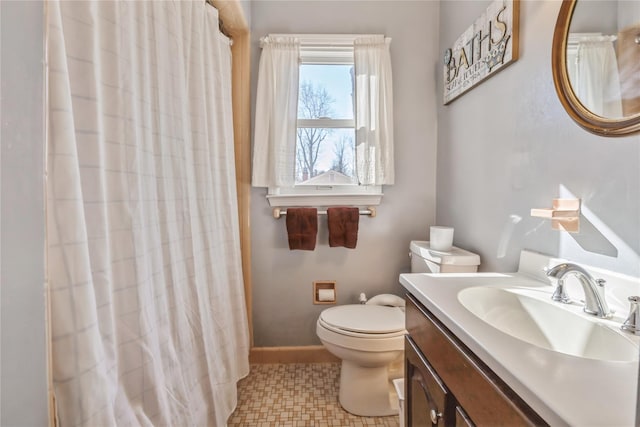 bathroom featuring a shower with shower curtain, baseboards, vanity, and toilet