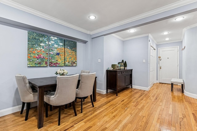 dining room with recessed lighting, baseboards, crown molding, and light wood finished floors