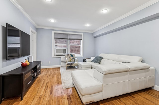 living room featuring ornamental molding, light wood-type flooring, baseboards, and recessed lighting