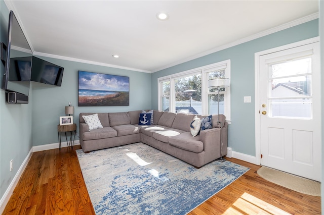 living room featuring recessed lighting, crown molding, baseboards, and wood finished floors