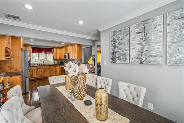 dining area featuring light wood-type flooring, recessed lighting, visible vents, and ornamental molding