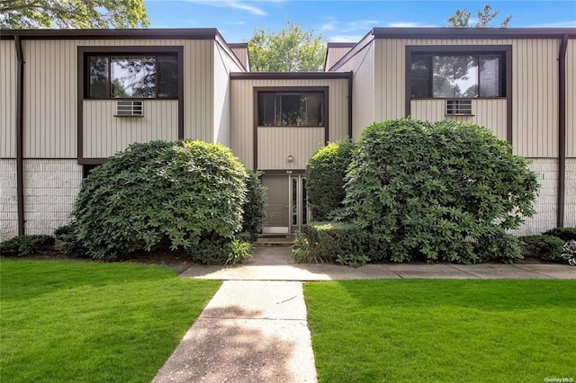 property entrance featuring a yard