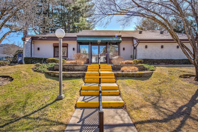 view of front facade featuring a front yard