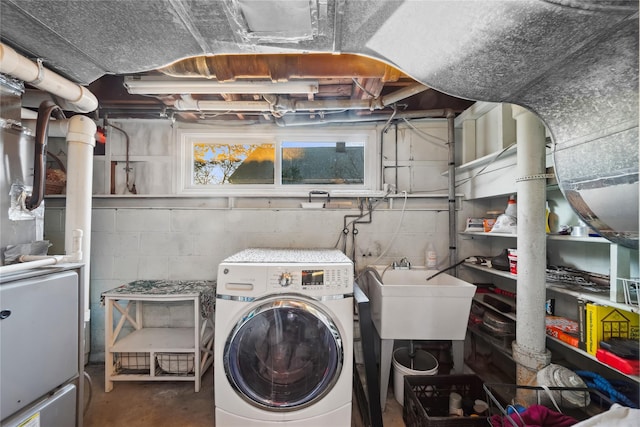 clothes washing area with laundry area, washer / clothes dryer, and a sink