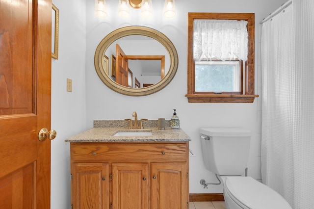 full bathroom featuring toilet, a shower with curtain, and vanity