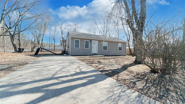 single story home with driveway