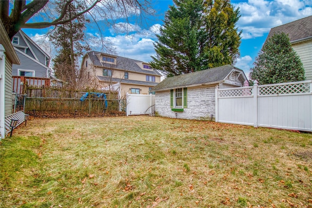 view of yard featuring a fenced backyard