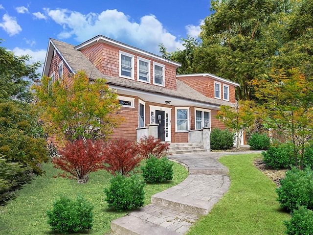 view of front of house featuring a front lawn