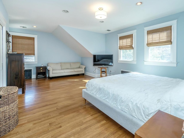 bedroom featuring light wood finished floors, baseboards, visible vents, and recessed lighting