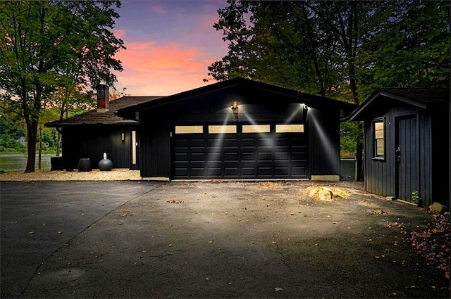 view of front facade featuring driveway and an attached garage