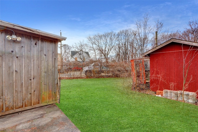 view of yard with an outbuilding