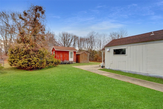 view of yard with a shed and an outdoor structure