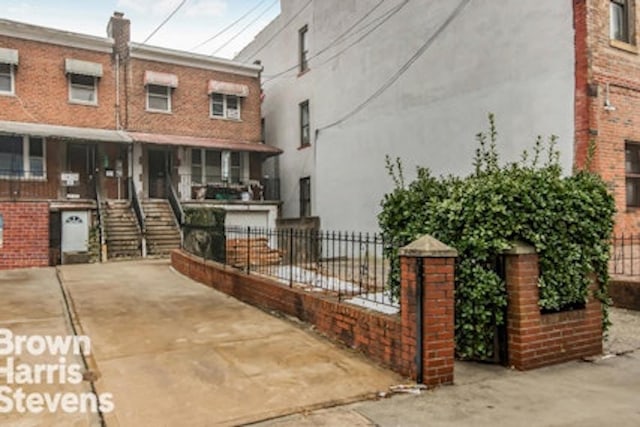 view of front of home with a fenced front yard