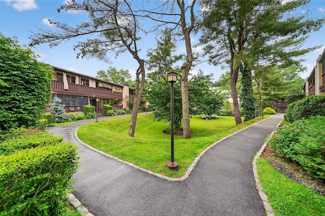 103 Wiltshire Rd Unit D13, Scarsdale, NY 10583 - surrounding community featuring a yard