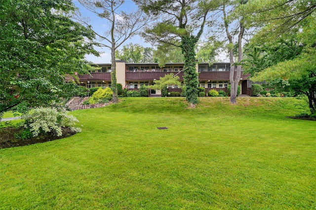 103 Wiltshire Rd Unit D13, Scarsdale, NY 10583 - view of green lawn