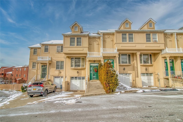 townhome / multi-family property featuring an attached garage and stucco siding