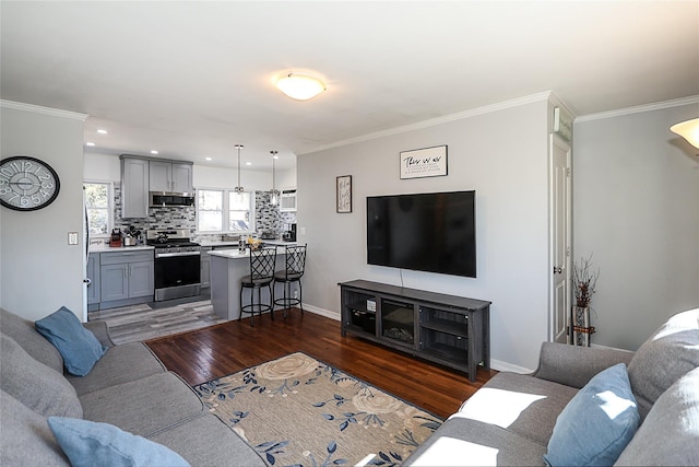 living room featuring baseboards, recessed lighting, wood finished floors, and crown molding