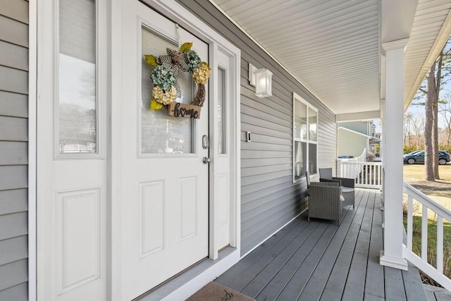 property entrance featuring a porch