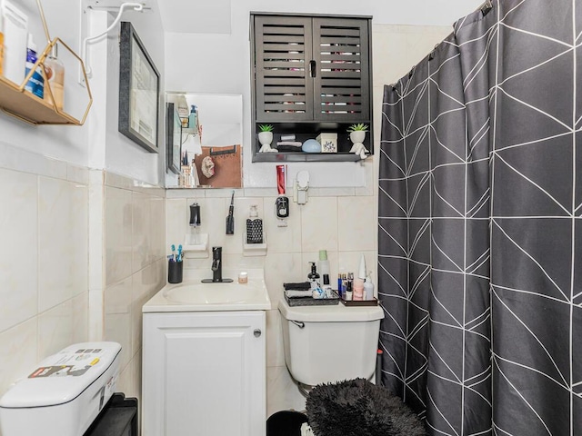 full bath with tile walls, a shower with shower curtain, vanity, and toilet