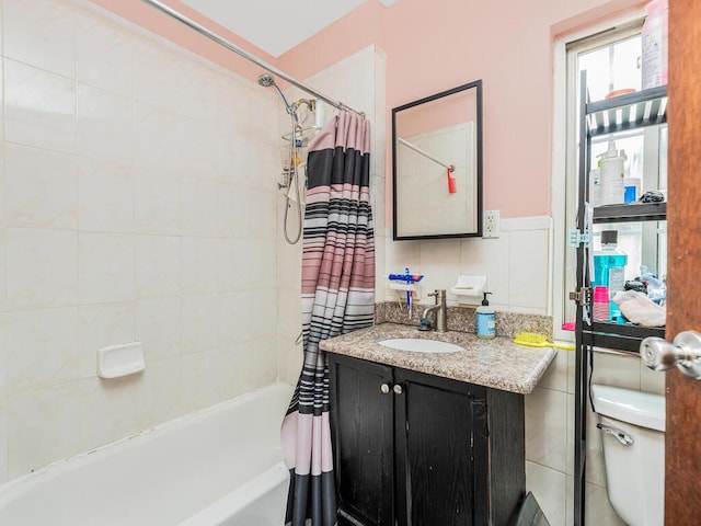 full bathroom with shower / tub combo with curtain, vanity, and toilet