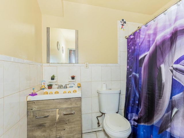 full bathroom with toilet, curtained shower, vanity, and tile walls