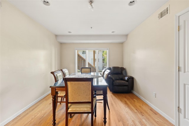 dining area with light wood-type flooring, baseboards, visible vents, and recessed lighting