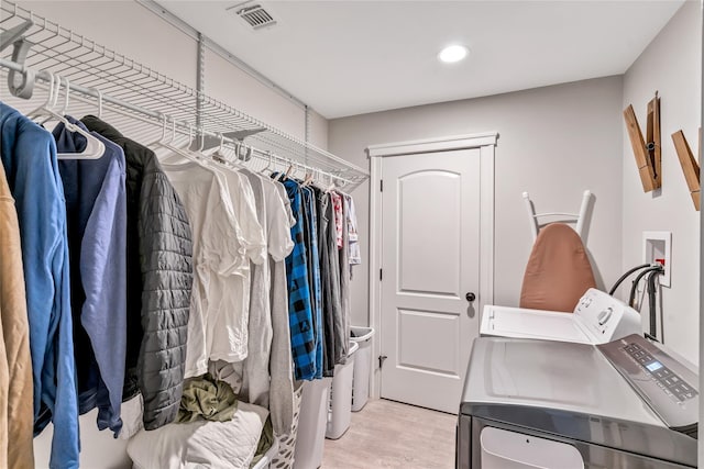 laundry area with recessed lighting, visible vents, light wood-style floors, laundry area, and independent washer and dryer