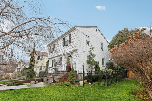 view of front of house featuring a front lawn and fence