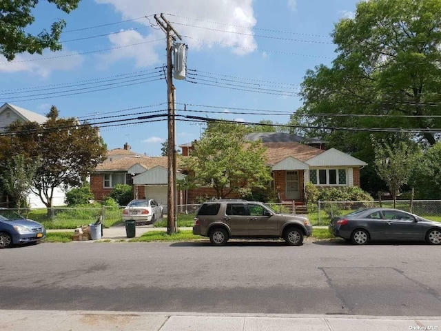 view of front facade with fence