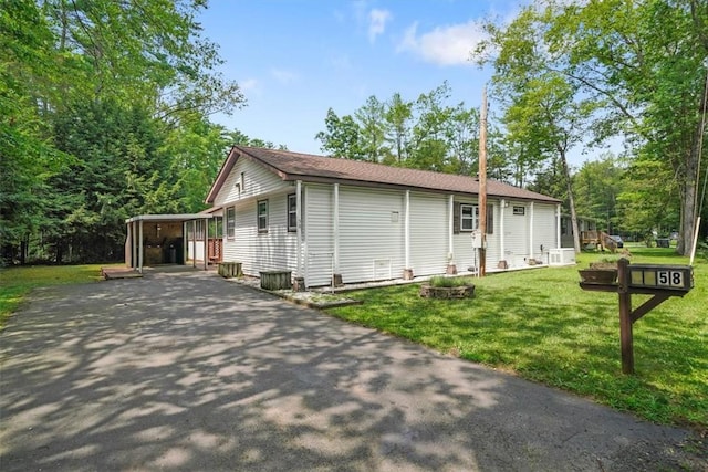 view of front facade with a front yard and driveway