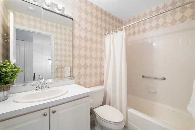 full bath with shower / bath combo, toilet, vanity, and wallpapered walls