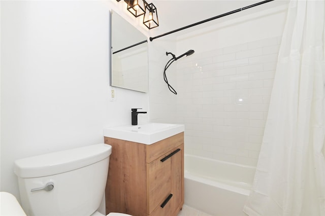 full bath with shower / tub combo with curtain, vanity, and toilet