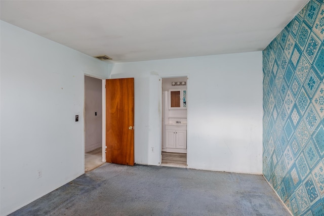 empty room with visible vents and a sink