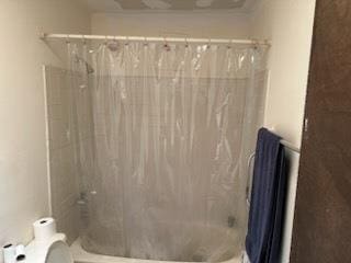 full bath with shower / tub combo and toilet