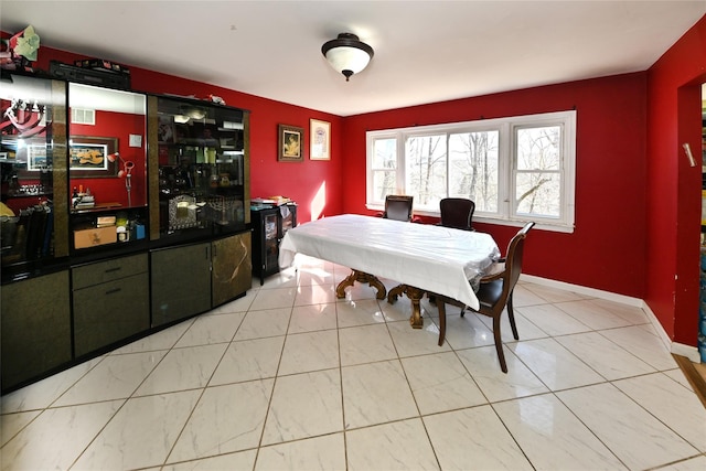 dining space featuring visible vents and baseboards